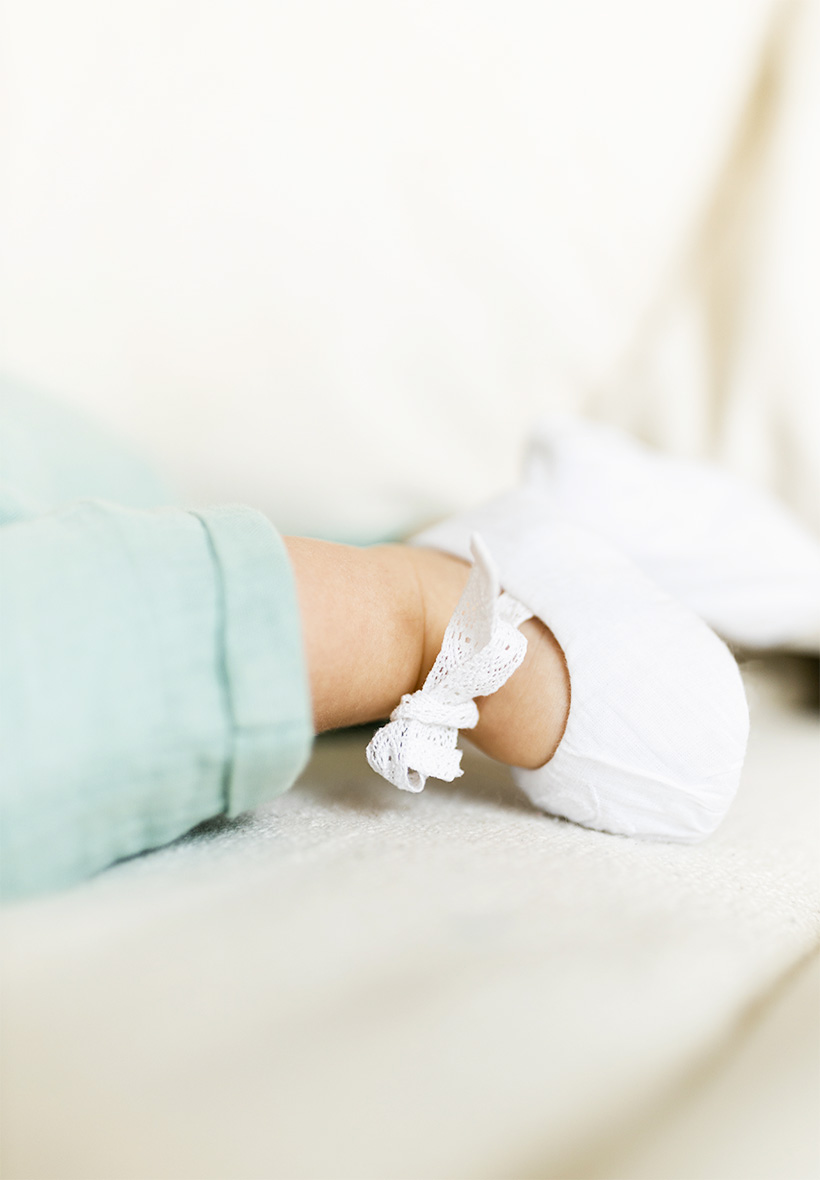 Chaussons bébé chics mixte coton blanc crochetés main idéal cérémonie