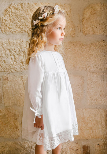 Petite robe de baptême traditionnelle blanche en coton et dentelles